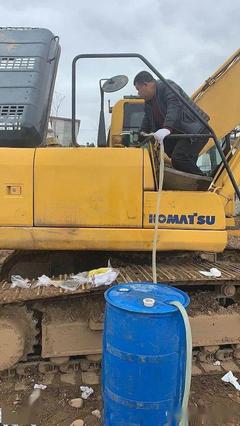 洛南一工地挖掘機(jī)加“黑油”后故障頻發(fā)，市監(jiān)局介入調(diào)查維修難題